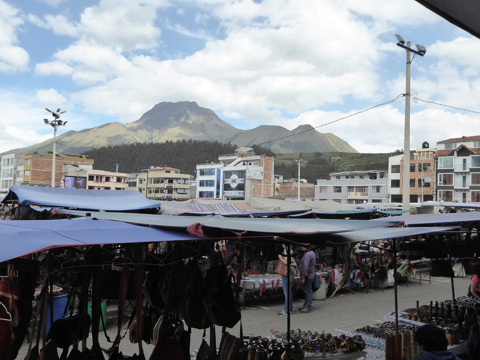 Plaza de los Ponchos in Otavalo vor dem Imbabura