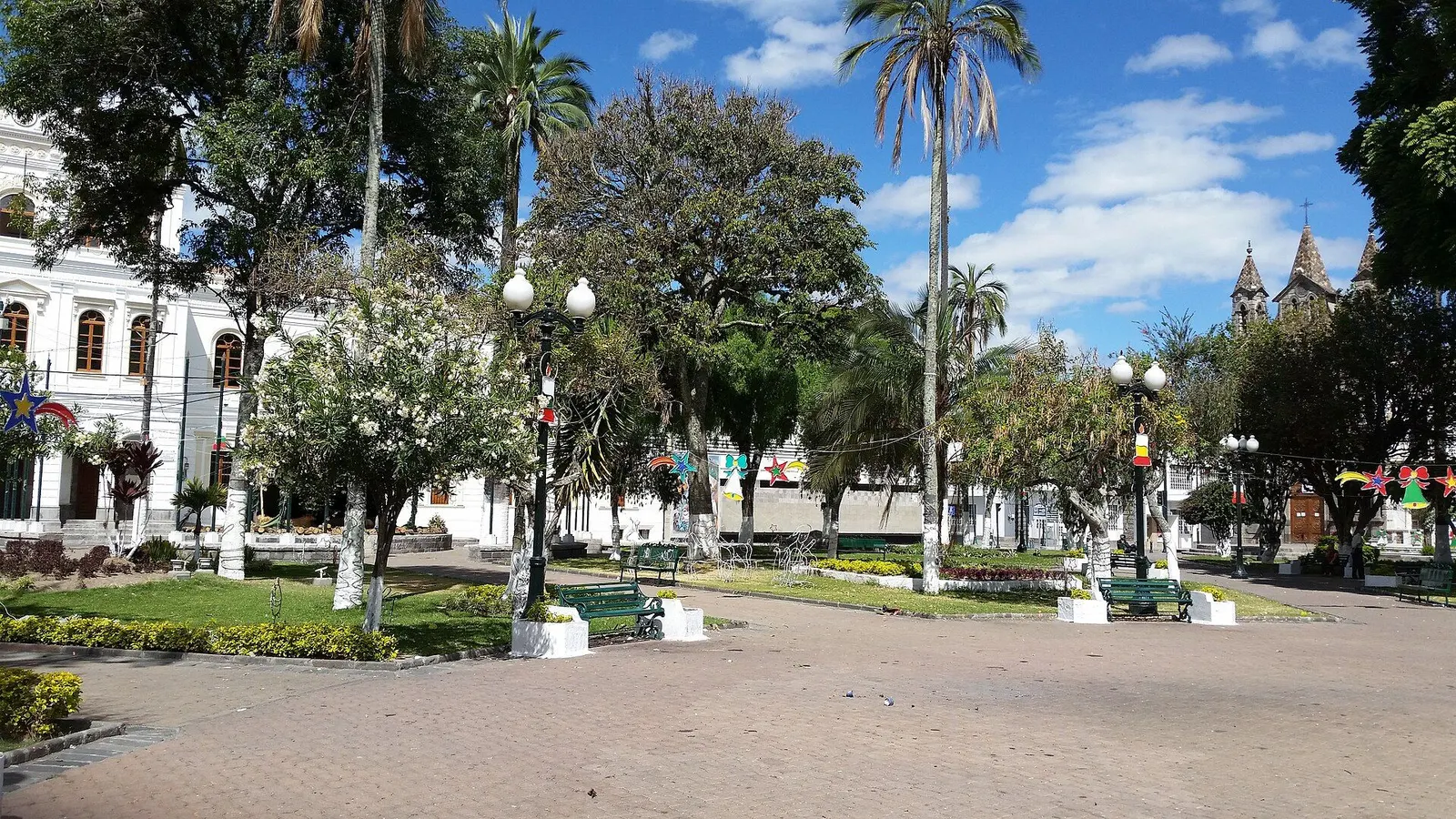 Park Pedro Moncayo mit weißen Häusern und der Kathedrale von Ibarra