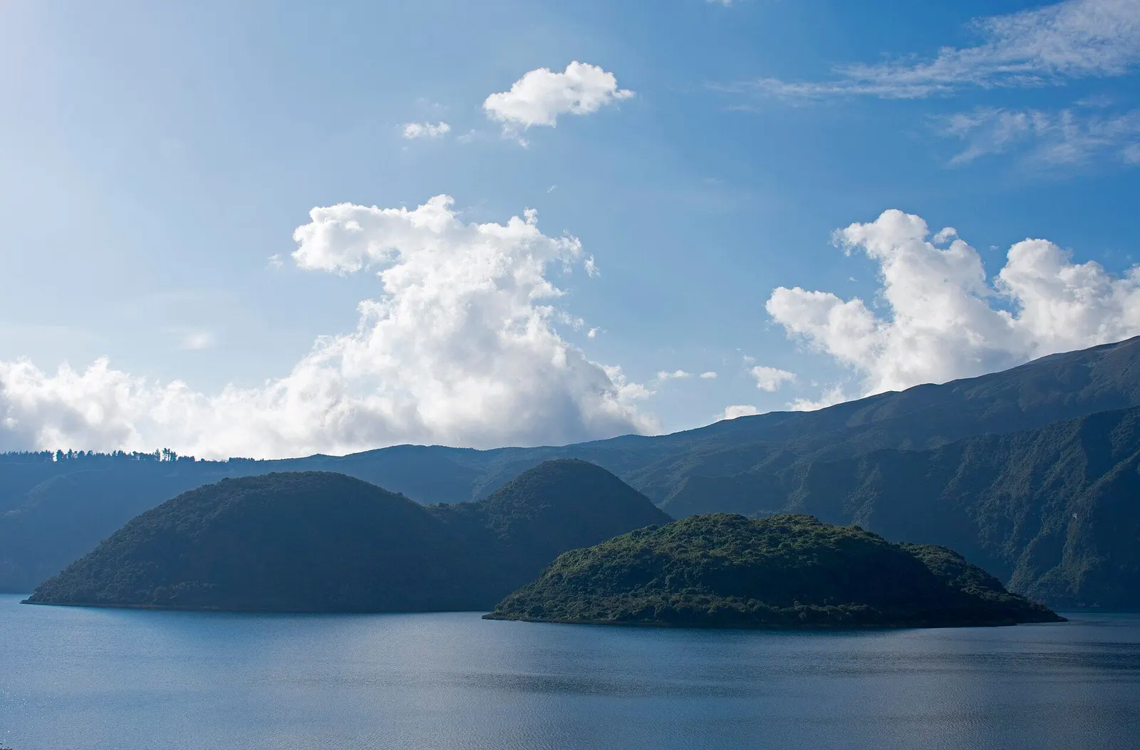 Kratersee Cuicocha mit seinen zwei Inseln