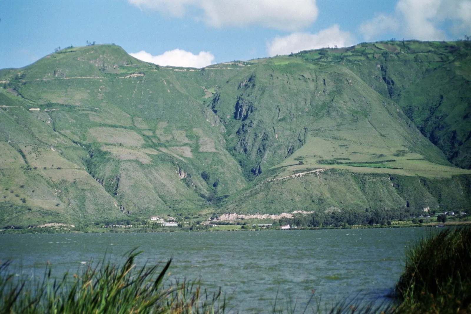 Lagune Yahuarcocha zwischen grünen Bergen