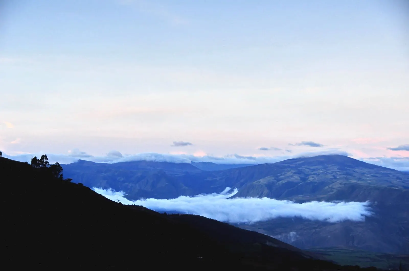 Berge von Chachimbiro über einem Wolkenmeer