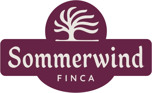 Finca Sommerwind: árbol doblado por el viento sobre un trigo-claro amarillo